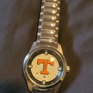 Tennessee volunteers watch.